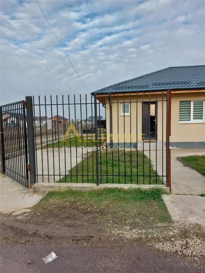 Casa la 800-900 m de STV,se preda la cheie. - foto 1