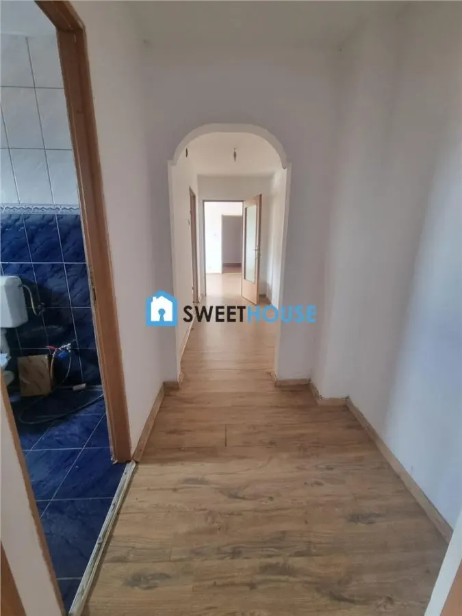 Apartament cu trei camere zona centrala - foto 2