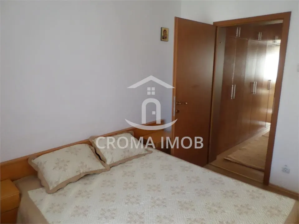 De inchiriat apartament 3 camere Ploiesti, zona Central - foto 17