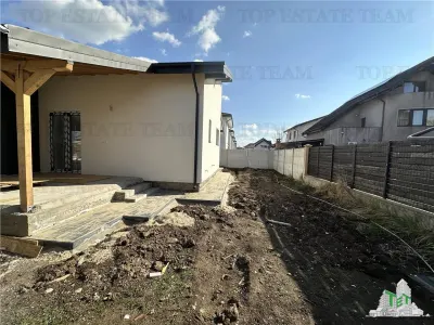 Vila cocheta cu 3 camere, dormitor matrimonall,  incalzire in pardoseala, terasa superba, si pod spatios, Calea Bucuresti , 15 minute de  metrou Pacii - foto 23