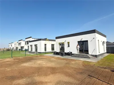 Casa individuala parter - 3 camere 2 bai + dressing - teren 330 mp - 2 minute STV - foto 3