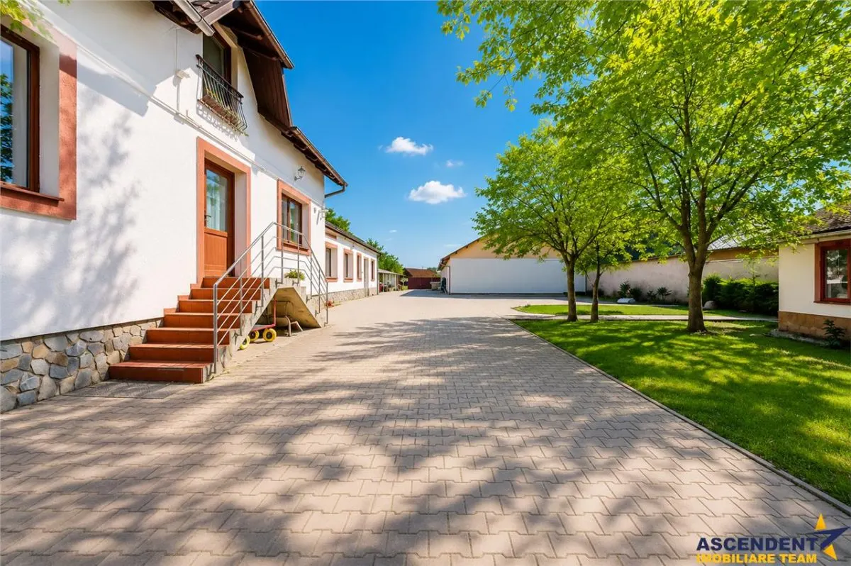 Sediu firma/ rezidential, pe domeniu de 2.240 mp teren,Central, Halchiu, Brasov - foto 1