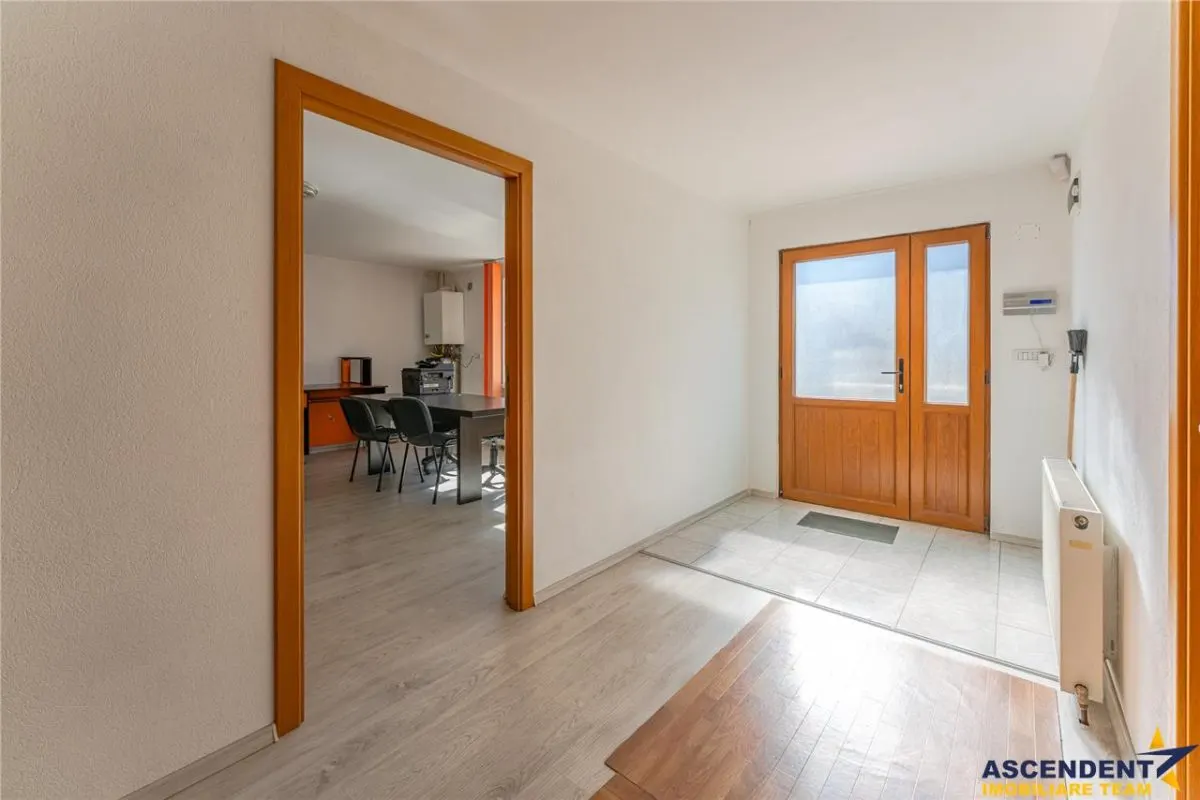 Sediu firma/ rezidential, pe domeniu de 2.240 mp teren,Central, Halchiu, Brasov - foto 11