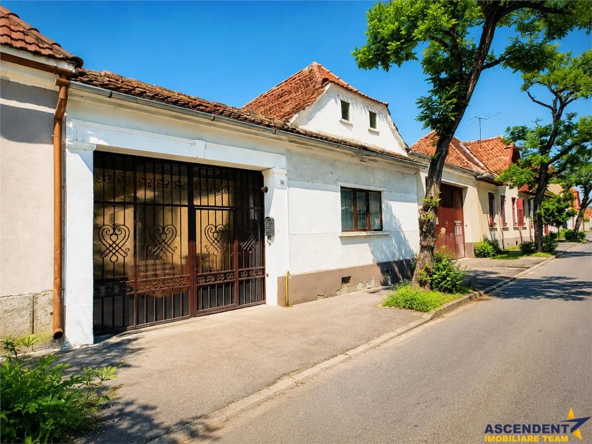 Casa cu 4 camere, garaj, pivnita boltina  si potential, Brasov - foto 1
